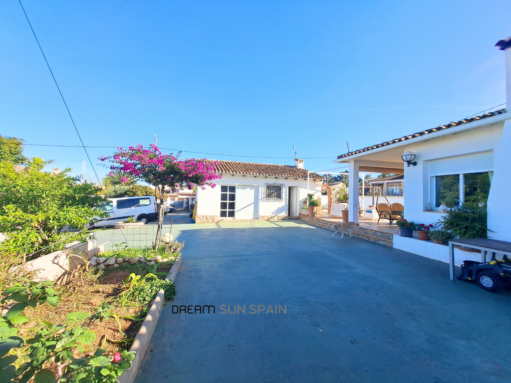 Casa con amplia parcela y vistas al Montgó
