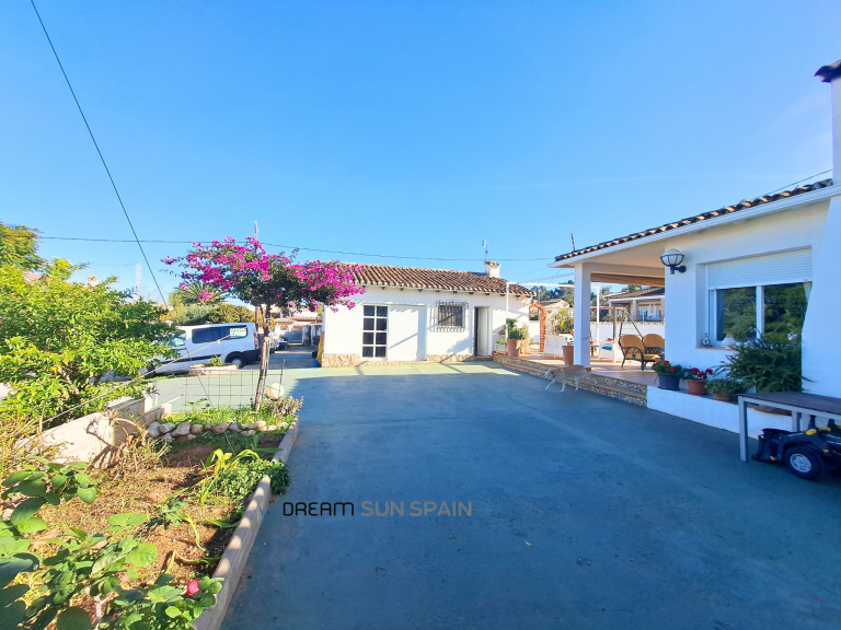 Maison avec grand terrain et vue sur le Montgó