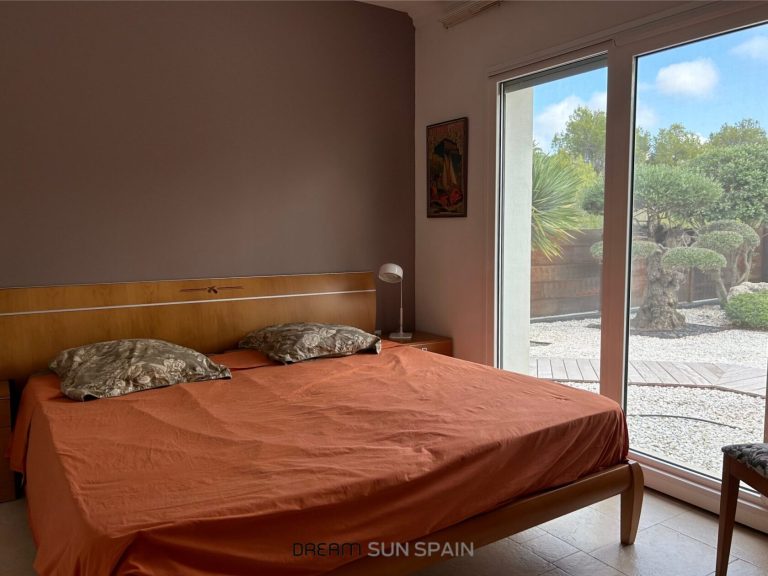 Confort, efficacité et style : villa avec chauffage au sol, double garage et jardin méditerranéen. — photo 24