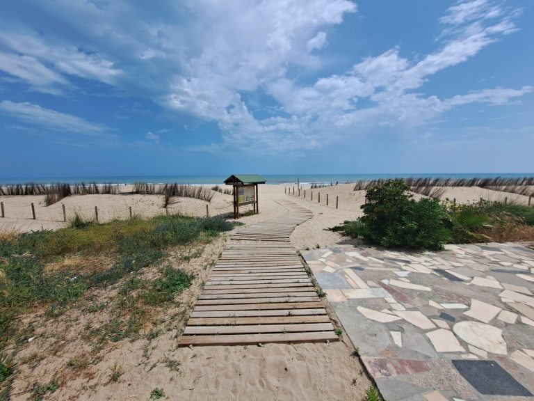 Precioso piso soleado con terraza muy grande en primera línea de playa. — foto 2
