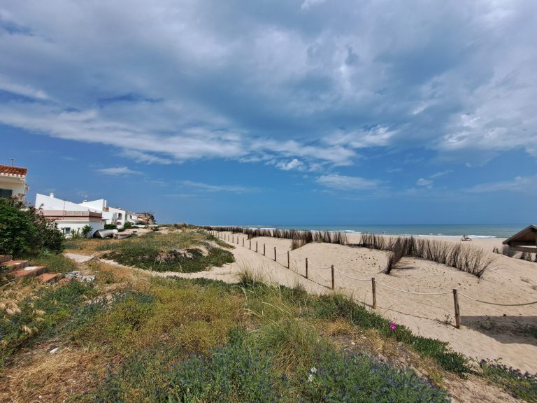 Precioso piso soleado con terraza muy grande en primera línea de playa. — foto 6