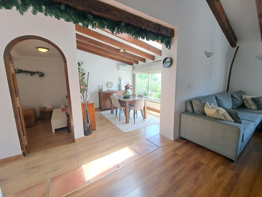 Salón con arcos y vigas de una casa en el Montgó
