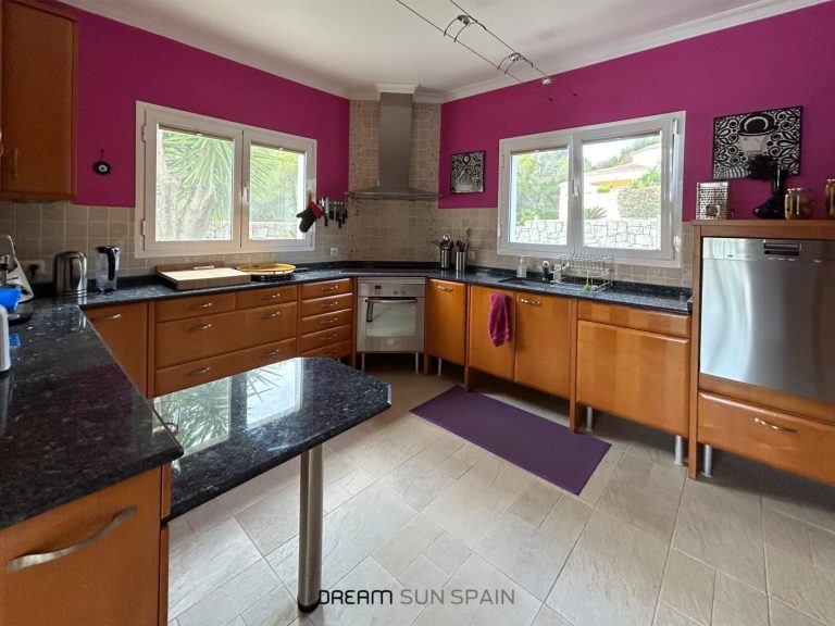 Confort, efficacité et style : villa avec chauffage au sol, double garage et jardin méditerranéen. — photo 10