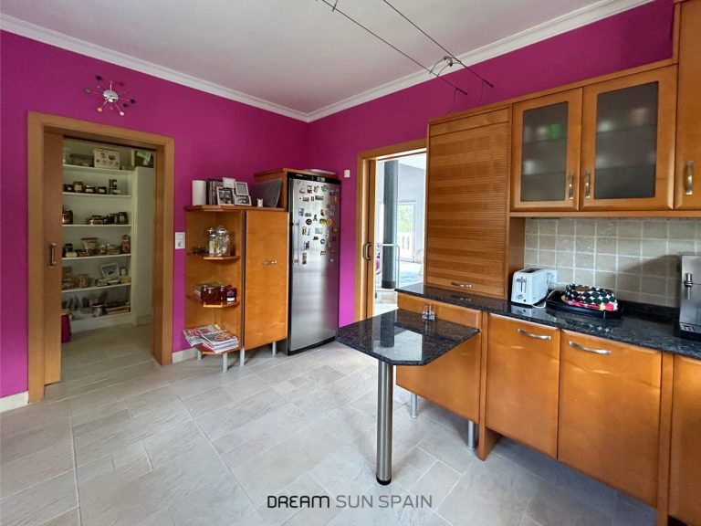 Confort, efficacité et style : villa avec chauffage au sol, double garage et jardin méditerranéen. — photo 11
