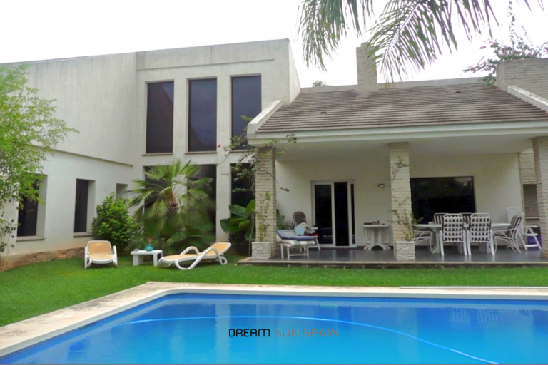 Exclusiva vivienda unifamiliar sobre parcela de 1.145 m².
