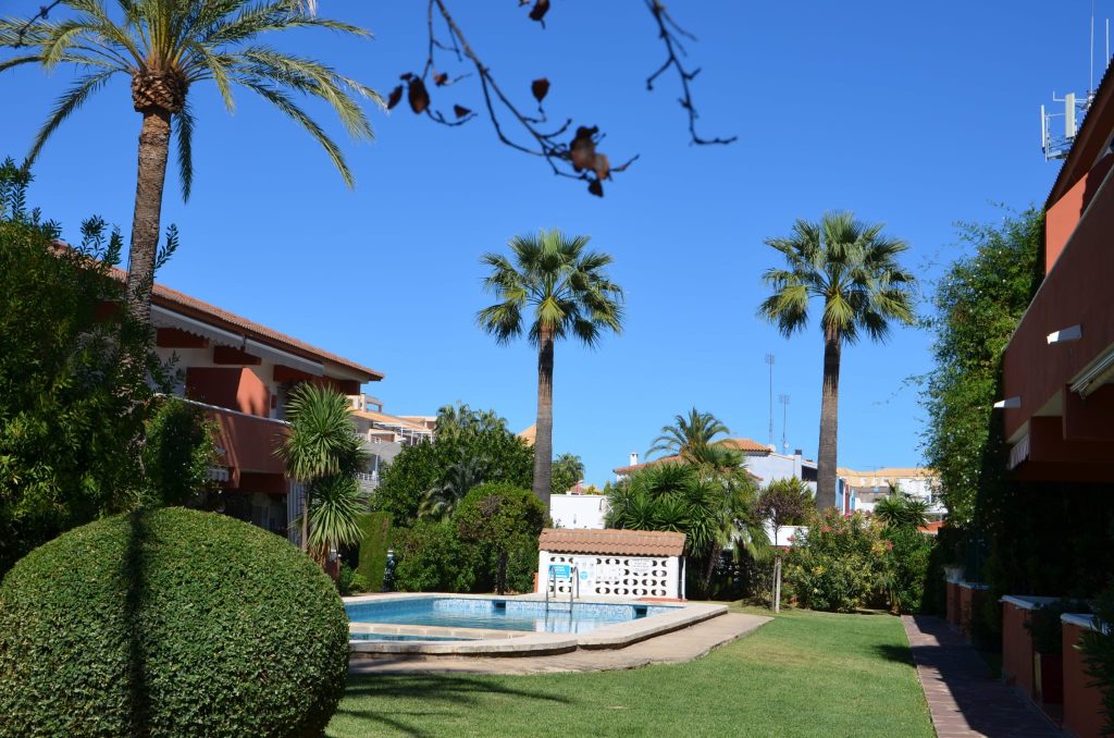 Piscina y jardines comunitarios de un apartamento del catálogo