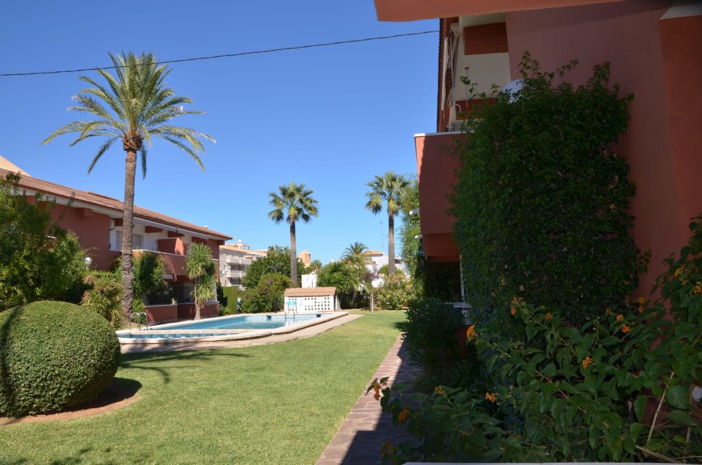Jardines de una urbanización de apartamentos en Dénia