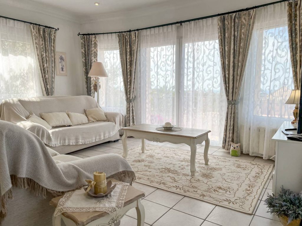 Salón luminoso de una vivienda en venta en Dénia