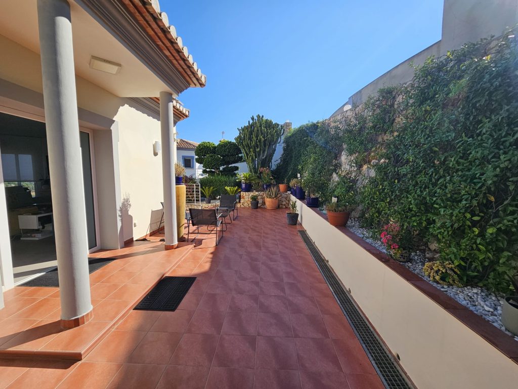 Terraza y jardín de una casa mediterránea del catálogo